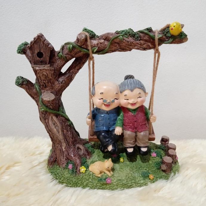 Patung Kakek Nenek Ayunan