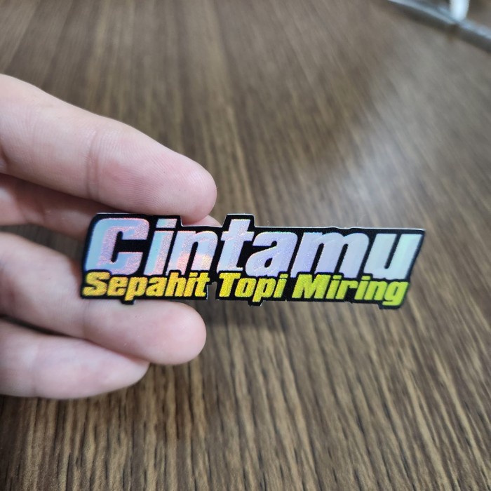 

Sticker Hologram Anime - PSH1289 - Cintamu Sepahit Topi Miring