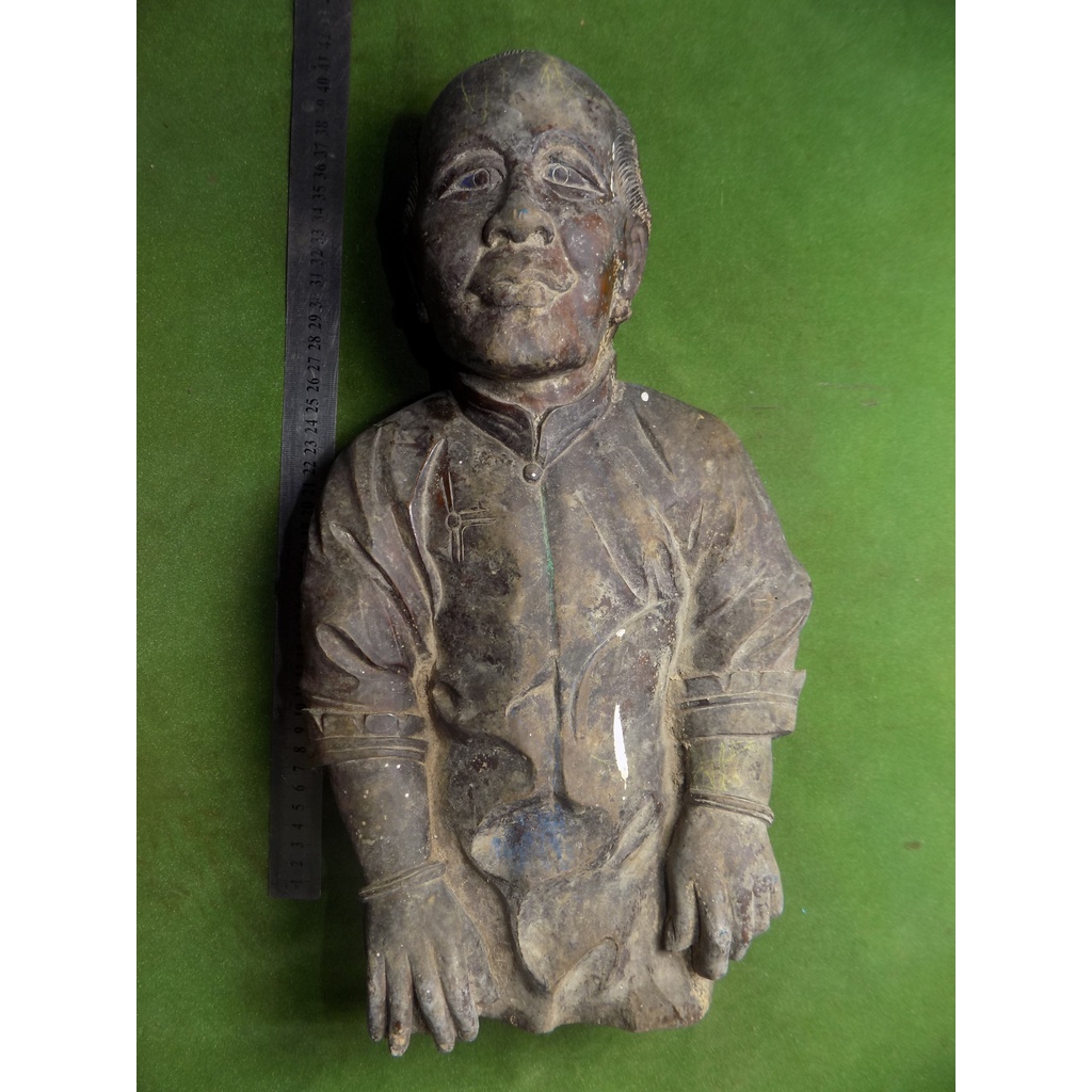 patung kayu tua dengan motif orang orang tua karakter hidup