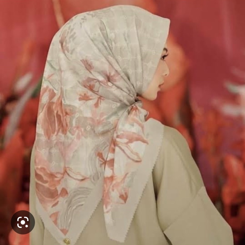 Preloved Rare item Buttonscarves x Ria miranda Xanadu Series Warna Best Seller Abalone Buttonscarves