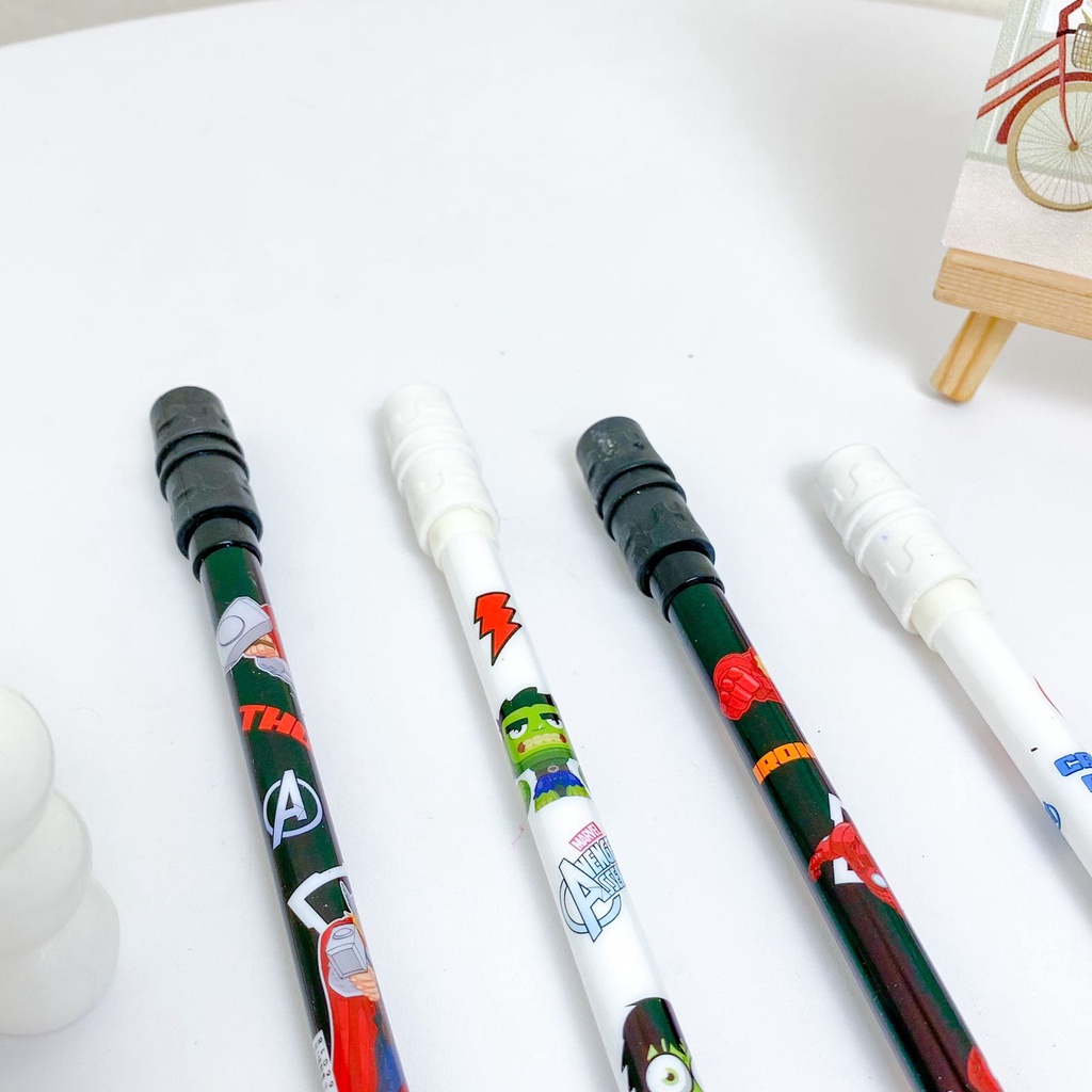 

PEN PUTAR TONGKAT AVENGERS / PENA PUTAR TONGKAT MAGNET SPINNER GEL MOTIF KARAKTER FILM MARVEL AVENGERS