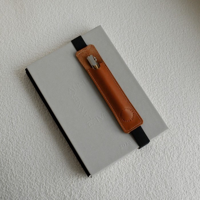 

LEATHER PEN HOLDER FOR BOOK (A5/IPAD/TABLET)