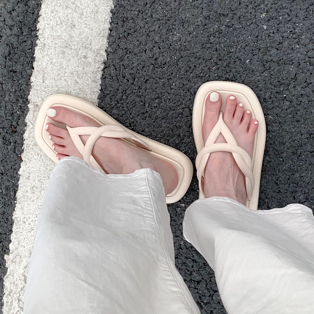 Busana kasual baru ins pasang sandal jepit anti-slip siswa musim panas wanita di luar memakai sandal
