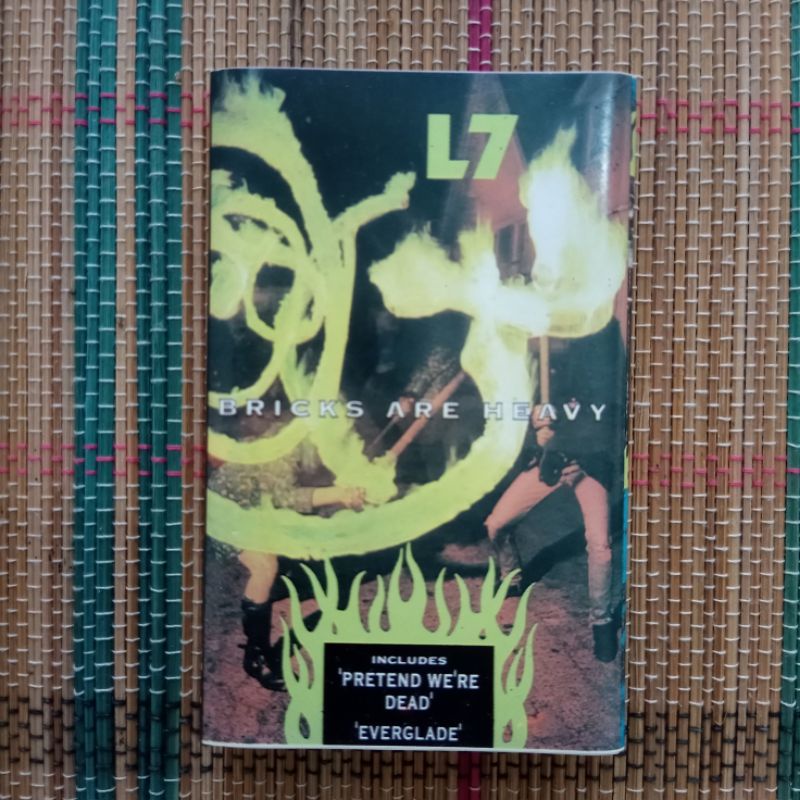 L7 - BRICKS ARE HEAVY " Cassette Tape kaset Pita