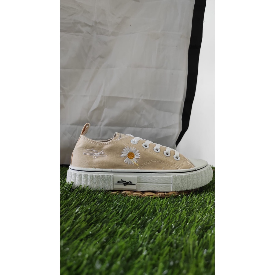 Sepatu Sneakers Wanita Kets Bertali Daisy Bordir Import PTK004