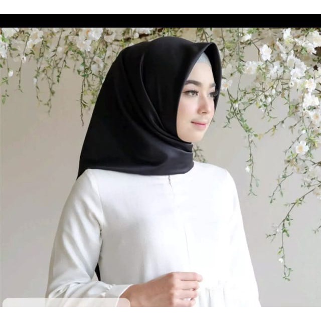 Kerudung Saten Segiempat Bahan Satin Velvet Hitam jahit neci | Jilbab Segi empat Satin Hitam 105 x 105cm