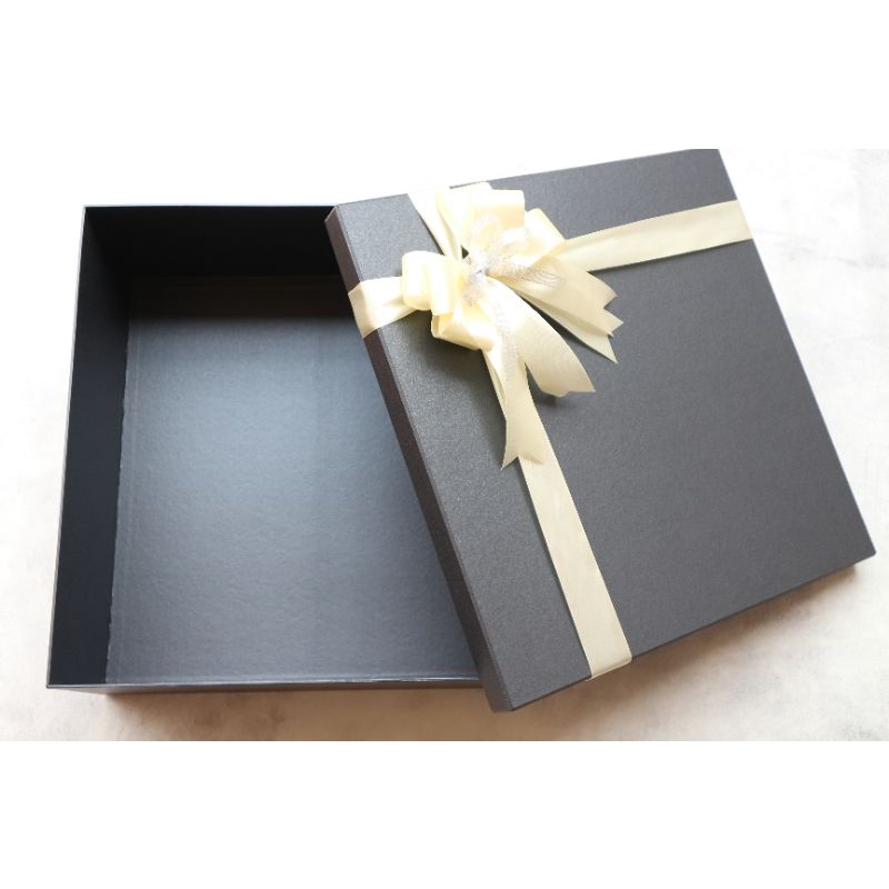 

BOX GIFT BESAR |HARD BOX| Panjang 40cm x Lebar 40cm x Tinggi 20cm