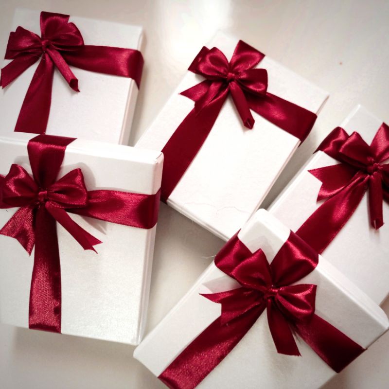 

Gift Box Putih Tambahan Plus Pita Merah Ukuran 8x12x3cm