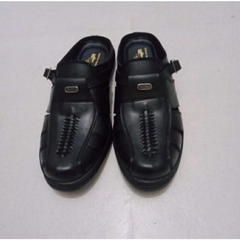 slop sandal pria bahan kulit sentetis warna hitam sandal pria