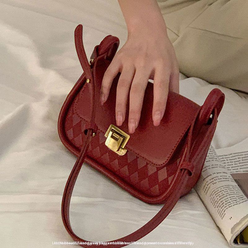 Red High-end tas kecil wanita 2022 baru trendi fashion retro tas bahu ketiak all-match tekstur utusan tas persegi kecil