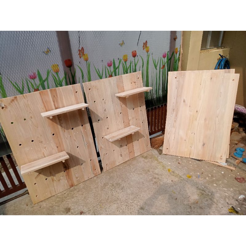 pegboard skadis kayu / papan berlubang plus ambalan
