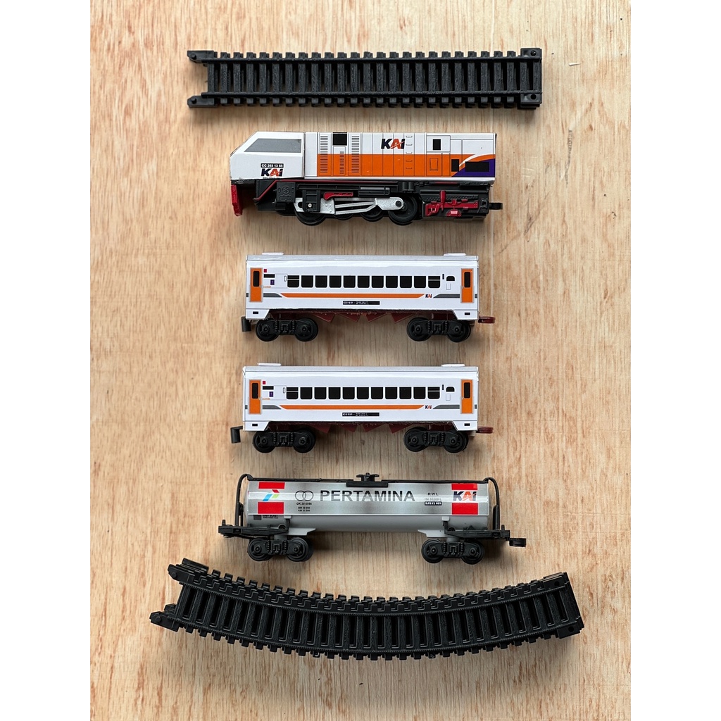 Paket Rangkaian Kereta Api CC203 Ukuran Kecil | Miniatur Kereta Api Indonesia - Hunting Mainan