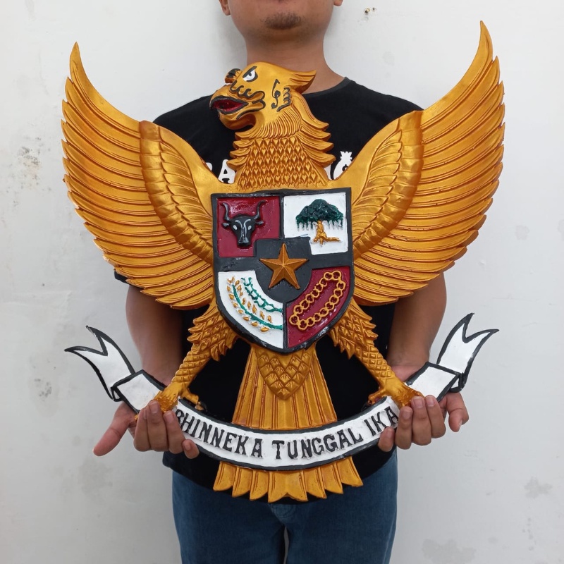 Hiasan Panjangan Dinding Logo Garuda Pancasila Indonesia Fiber Premium Besar Ukuran 57X57 CM Datar Ukir Patung Replika Lambang Negara Indonesia Burung Garuda Pancasila Fiber Ukir Gold 3D 3 Dimensi Perlengkapan Dekorasi Kantor Sekolah Kelas Rumah Termurah