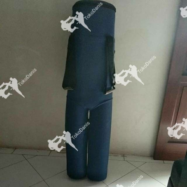 Sam Samsak Berdiri. Untuk Latihan Guntingan Dan Tendangan