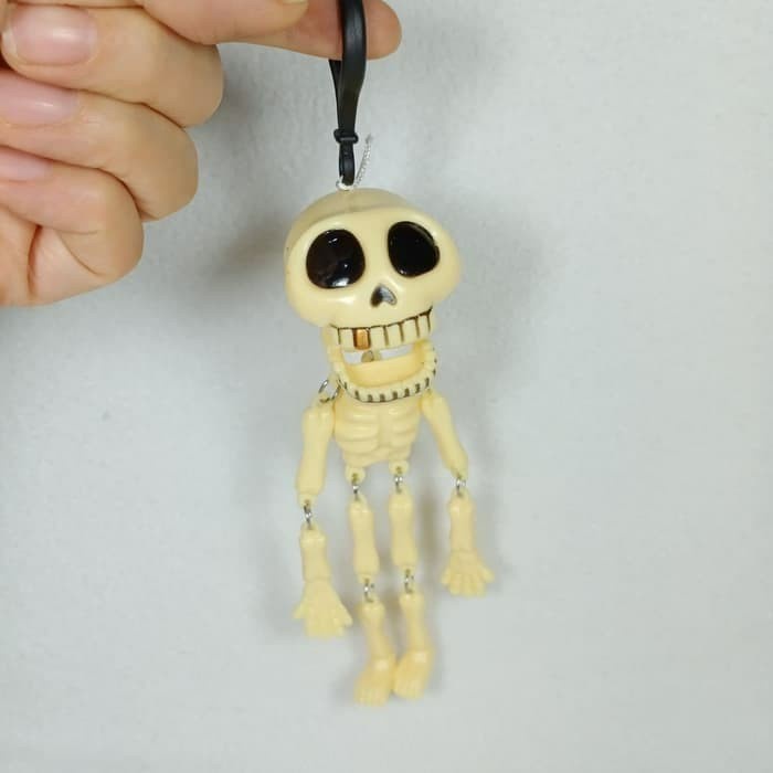 mainan gantungan kunci karakter tengkorak bunyi dan gigi getar