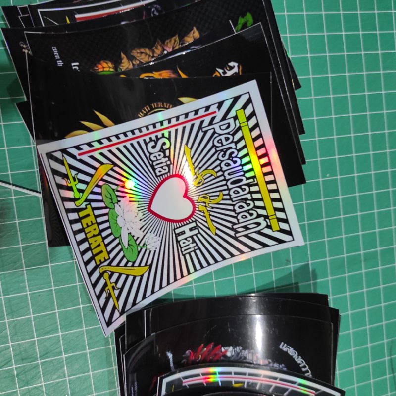 Stiker PSHT isi 8 hologram/pelangi anti luntur