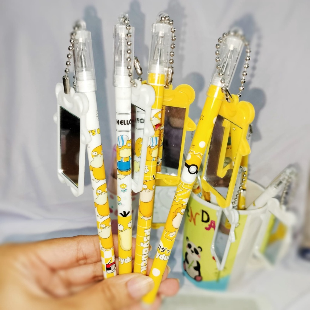 

PULPEN GANTUNGAN CERMIN KACA HELO DUCK SUPER CUTE BANGET TINTA HITAM MURAH BANGET PEN GANTUNGAN KARAKTER BEBEK LUCU ALAT TULIS SEKOLAH ANAK FAVORIT BEST QUALITY BISA COD