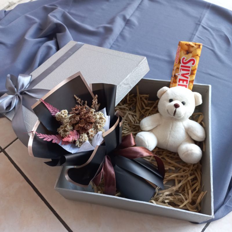 

GiftBox/KadoHampers Ukuran 25x25x8cm /TeddybearMini/Silverqueen/MiniDriedFlowers