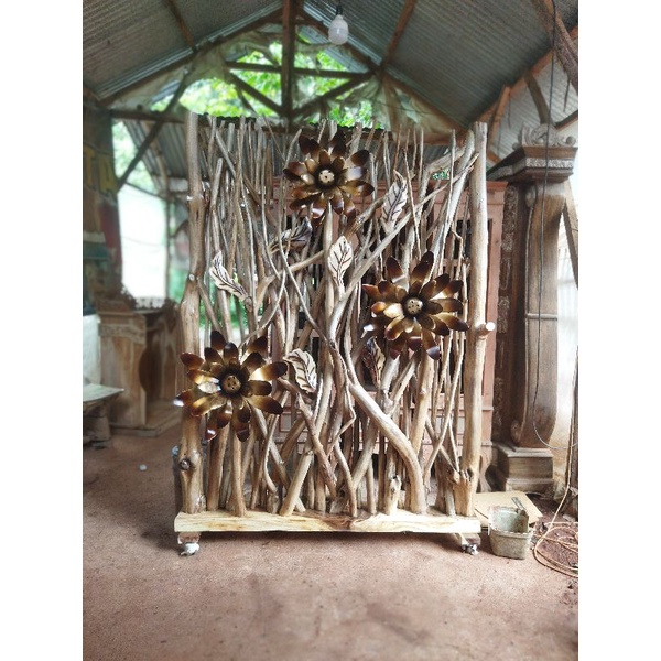 Partisi sekat ruangan ranting kayu bunga matahari terbaru