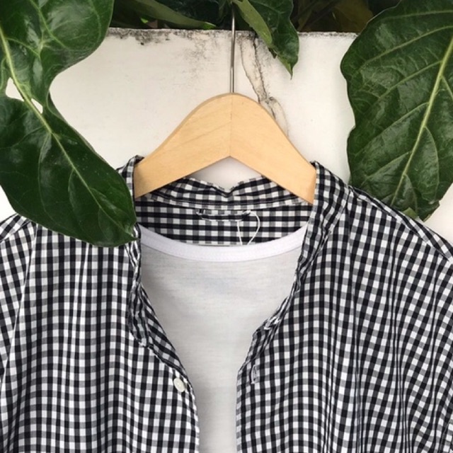 [THRIFT] KEMEJA UNISEX KOTAK-KOTAK LENGAN PENDEK KERAH SANGHAI HITAM PUTIH BRAND