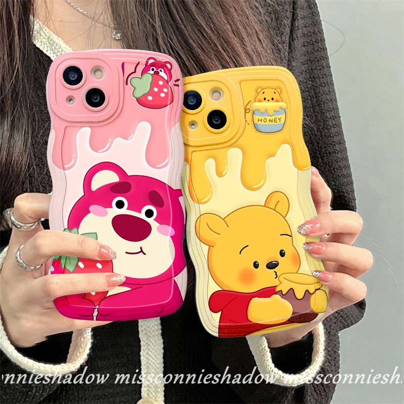 Soft Case Kompatibel Untuk iPhone 7Plus 8Plus XR 6.6s 7 8 Plus 11 Pro MAX 14 Plus 12 13 14 Pro MAX X XS MAX SE 2020 Kartun Manyo Strawberry Bear Cute Winnie The Pooh Wavy Edge Cover