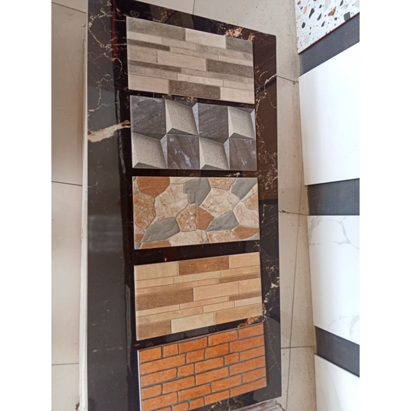 keramik ukuran 20x40