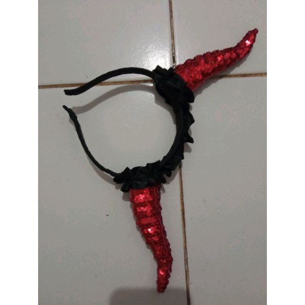 bando tanduk merah metalik ulir sequin