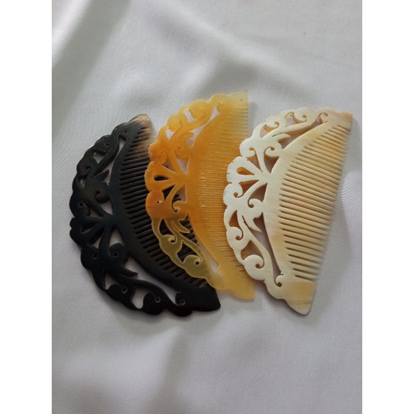 Sisir Tanduk motif batik berbentuk bulan dengan warna corak/ Sisir kerajinan asli tanduk