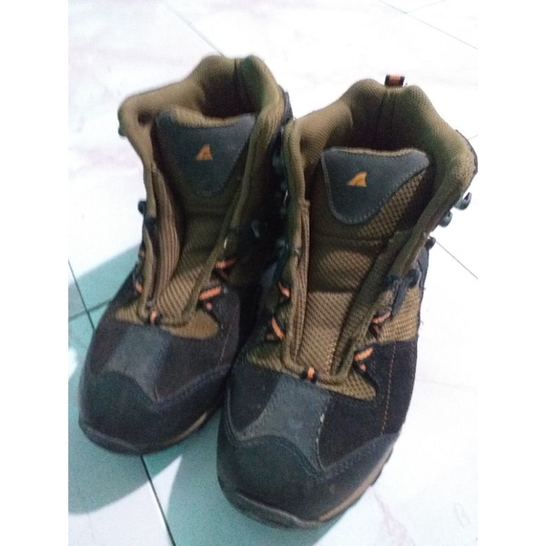 sepatu gunung arei