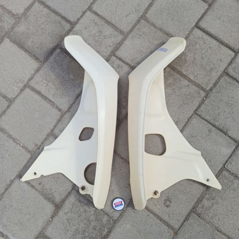 Legshield Sayap Tebeng Dek Astrea Grand Bulus Putih Original