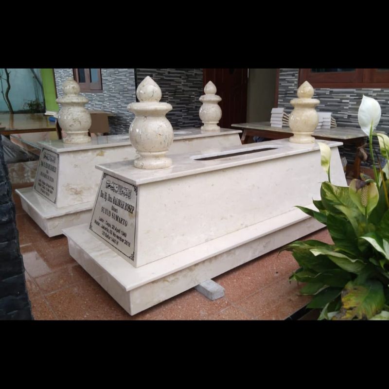 Kijingan Makam Marmer Putih