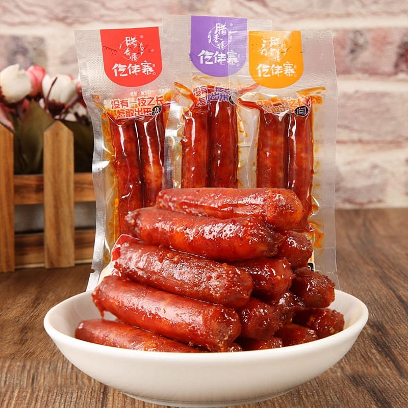 

SNAC GO / Sausage Lapchong Hot Spicy Cemilan Instan - 忔佬寨香肠烧烤小腊肠 / NON HALAL