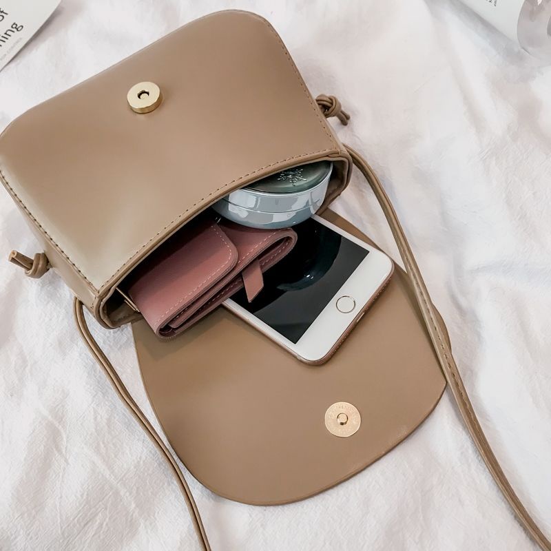 Red Tas kecil musim dingin wanita 2022 baru mode trendi versi Korea segar dari tas selempang bahu persegi kecil serbaguna in super panas