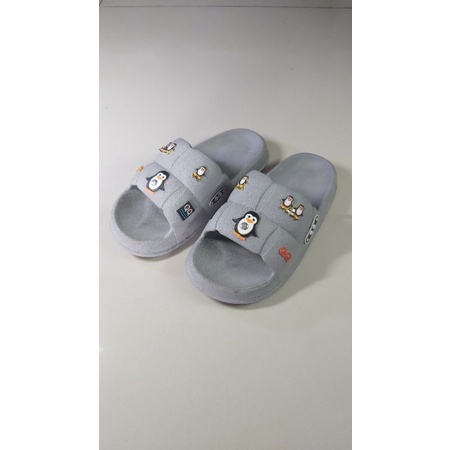 Sandal Karet Wanita Q-66 Label Karakter Kawai Anti Slip Empuk