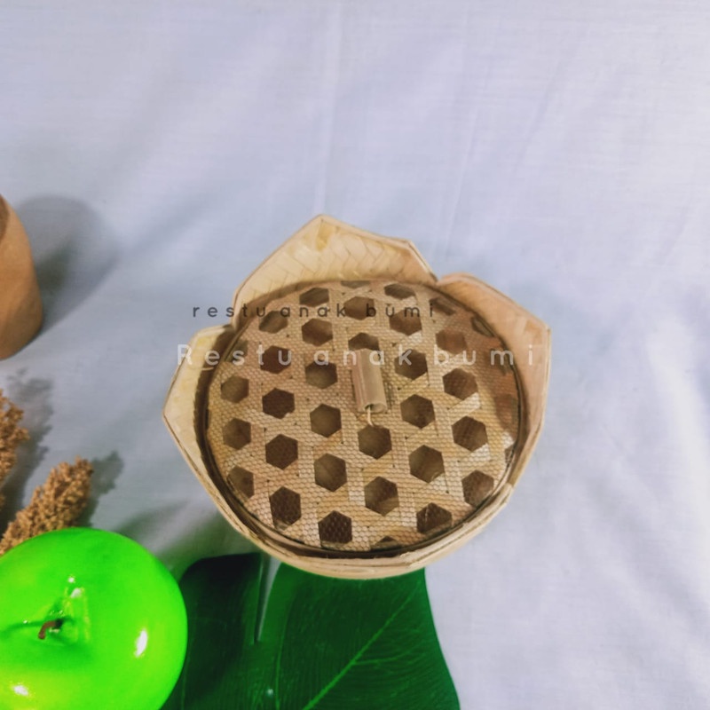 

(B053) Besek Teratai d 19 cm/Hadiah/Lamaran/Parcel Lebaran/Natal/Acara/Catering/Hampers/Hantaran/Makanan/Minuman/Keranjang Buah/Souvenir/Wadah Serbaguna/Basket/Craft/Fruit Box/Sembako/Teh/Gula/Beras/Telur/Seserahan/Kado/Gift