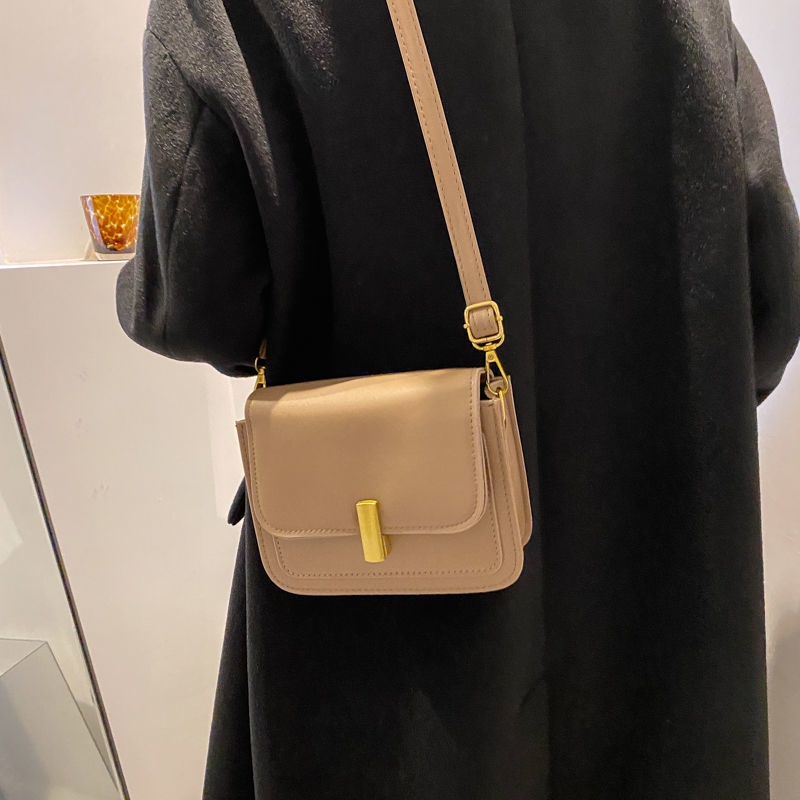 Red Musim Gugur dan Musim Dingin Gaya Hong Kong Retro Tekstur Tas Kecil Wanita 2021 Baru Fashion All-Match Tas Bahu Tunggal desain Ceruk Tas Kurir