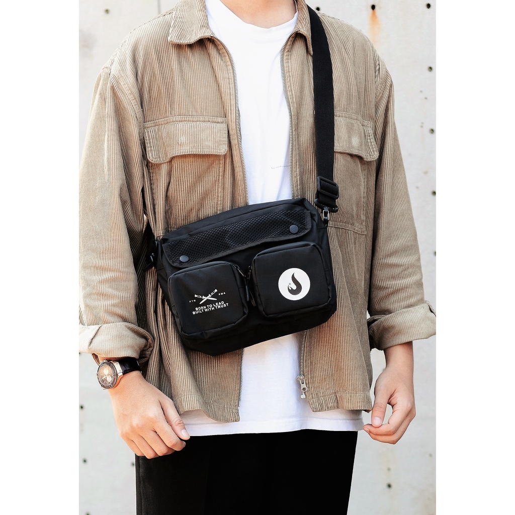 Tas Selempang Bahu Pria Trust Black  Sidewalk COD Gratis Hangging Wallet Selama bulan November