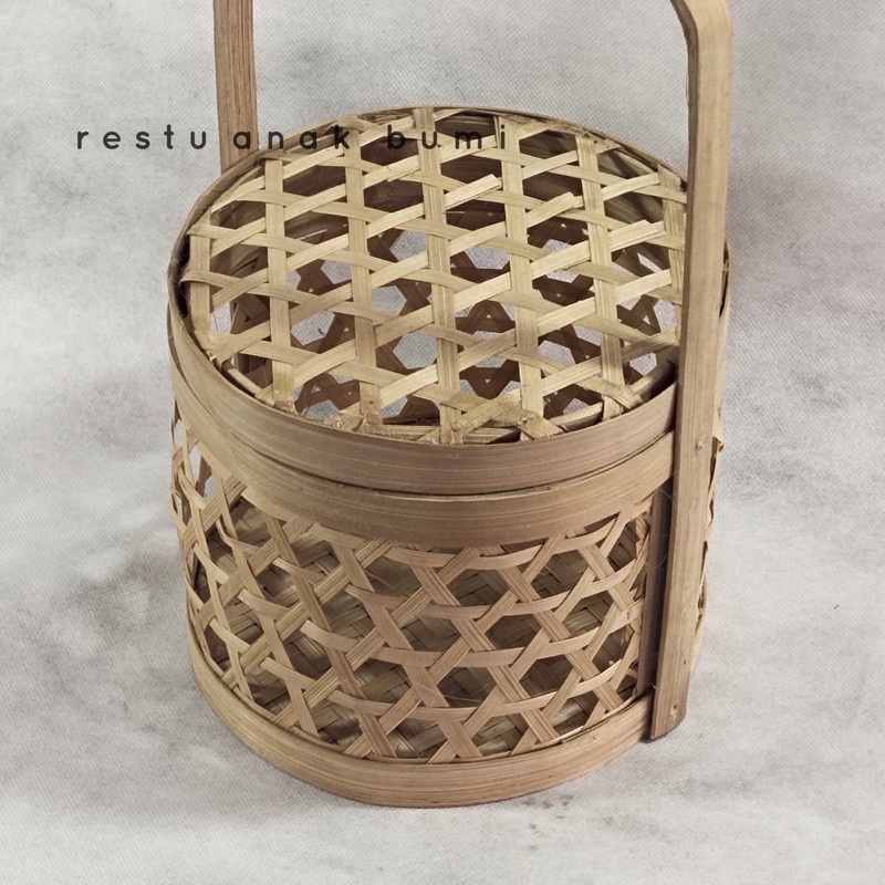 

(B091) Rantang Bambu Lubang Hexagonal d.20cm/Hadiah/Lamaran/Parcel Lebaran/Natal/Acara/Catering/Souvenir/Wadah Serbaguna/Basket/Craft/Fruit Box/Sembako/Teh/Gula/Beras/Telur/Seserahan/Kado/Gift/Hampers/Hantaran/Makanan/Minuman/Keranjang Buah