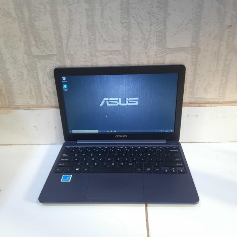 Notebook Asus E203NAH Celeron-N3350 Ram 4Gb HDD 500Gb Windows 10 Siap pakai slim desain ringan