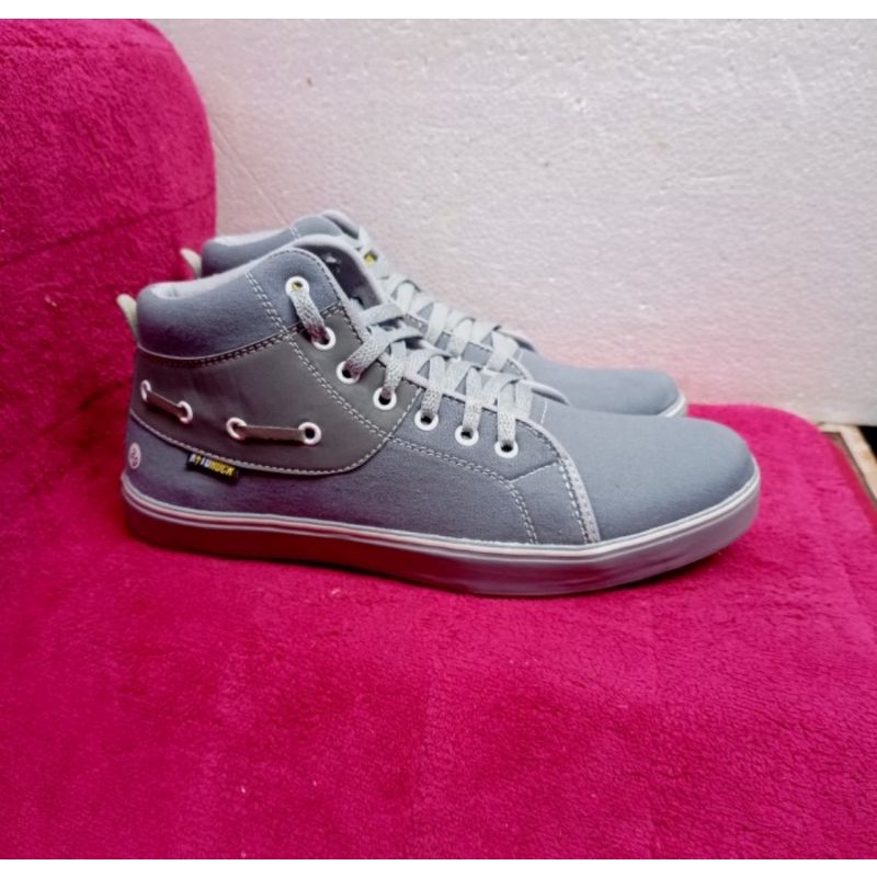 Sepatu sneakers pria Sepatu pria model terkini