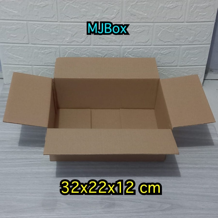 

Kardus / Karton / Box Uk. 32x22x12 cm.....ST