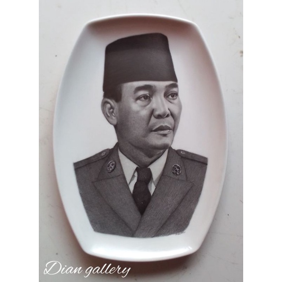 lukisan presiden RI Soekarno di media piring