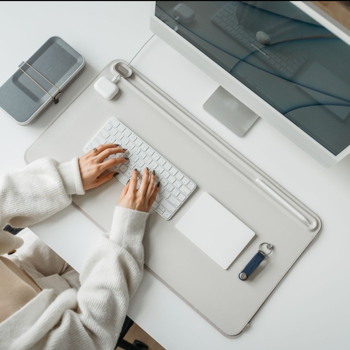 

Mew Orbitkey Desk Mat Medium Premium Leather Hitam / Stone Original