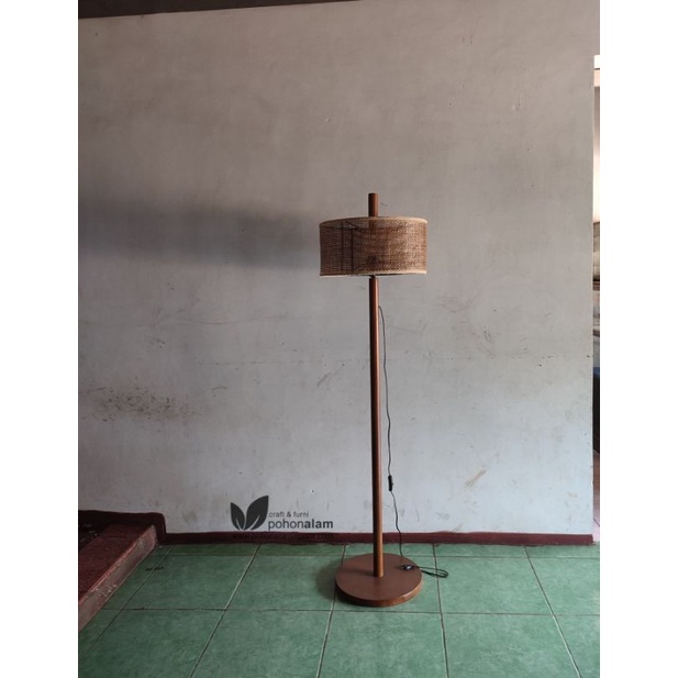 lampu lantai standing lamp kap rotan