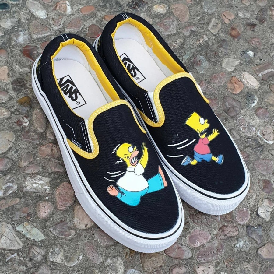 Sepatu Vans The Simpsons Slip On Motif Hitam Kuning sol Putih Sneakers Kets Black White Kado Hadiah Sekolah Kuliah Kerja fashion ootd kekinian Pria Wanita lucu