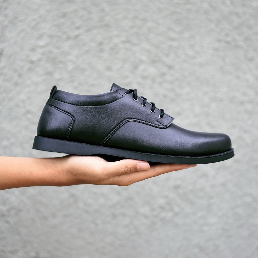 RIONZ x PIRES - Sepatu Formal Pria Casual Kantoran Nikahan Kulit Syntetis Asli Original Sepatu Pantofel Pria Resmi Formal Hitam Coklat Gaya Trendy Kasual Kantor Kuliah Pesta Nikah Kondangan Gereja Kerja PNS Guru Kekinian Terlaris Terbaru Murah