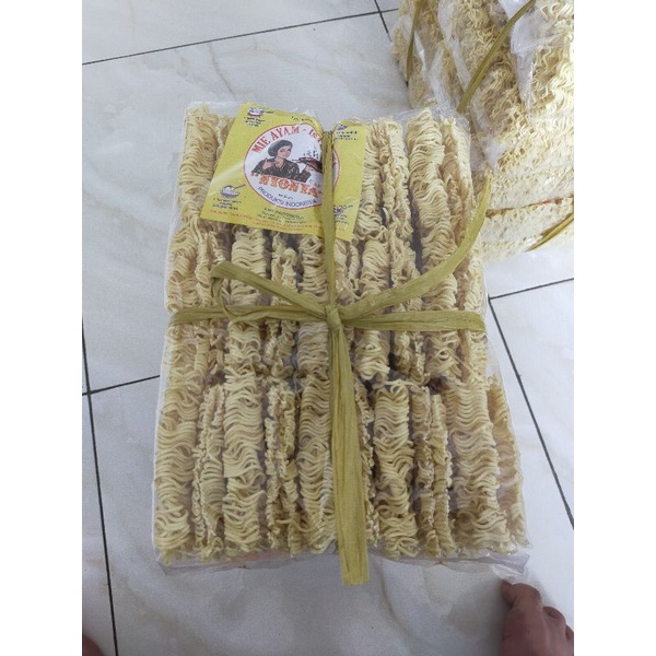 

mie telur cap Nyonya berat bersih 700 gram