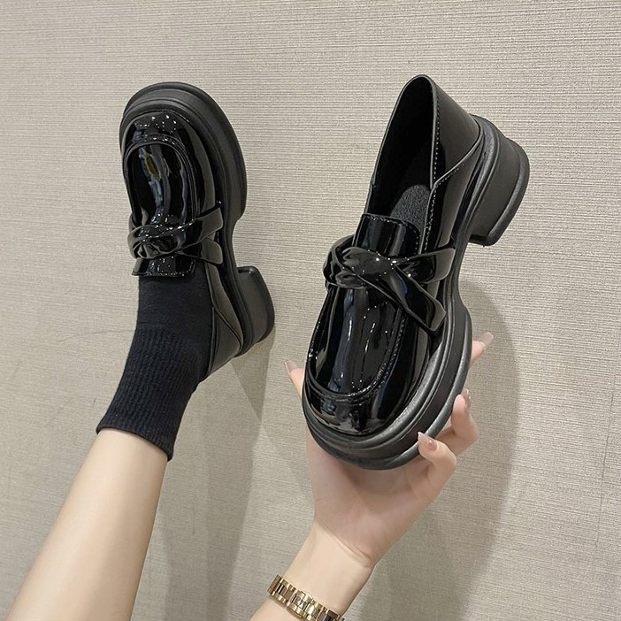 Sepatu Kerja Perempuan Cantik Hitam Glossy Sepatu Wanita Cantik Simple Docmart Casual Look Import SK-049