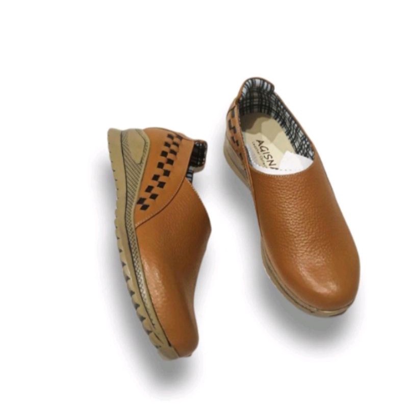 Sepatu Wanita Kulit Sapi Slip on Sneaker Tanpa Tali, Model Terbaru Lentur Ringan Saat Digunakan.