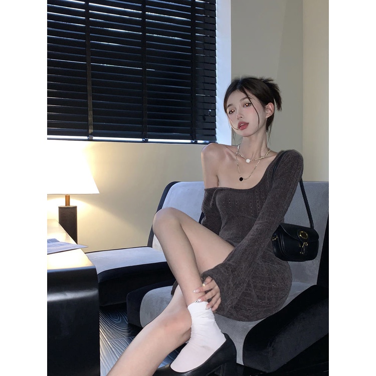 Red gadis rempah-rempah lengan panjang gaun rajutan wanita musim gugur rok pendek keinginan murni angin off-shoulder keinginan murni ketat paket tipis rok pinggul